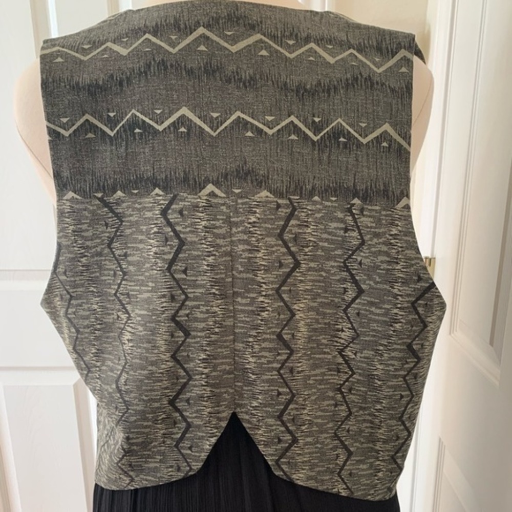Tailor made. Shades of gray and black vest. Party wear. Sz 16(see measurements) - Picture 4 of 6